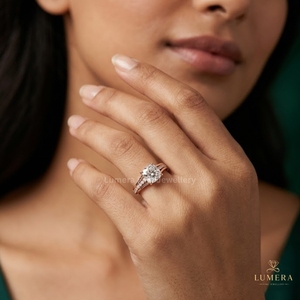 Anillo de Diamante Corte Cojín con Piedra Cuadrada, Delicados Detalles Pavé, Diseño de Hombro Dividido y Anillo de Joyería de Oro de Lujo Personalizado - Product Image 5