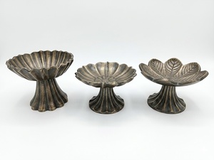Plateau décoratif en métal à motif floral, design traditionnel rond, finition antique patinée, pièce unique - Product Image 5