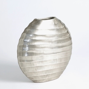 Vase globe en métal argenté texturé - Contenant rond moderne pour table, idéal pour la décoration intérieure contemporaine et comme accent de luxe pour étagère - Product Image 1
