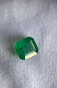 Esmeralda natural impecable, DESLUMBRANTE, con corte octogonal. Hermosa esmeralda para joyería. - Product Image 2