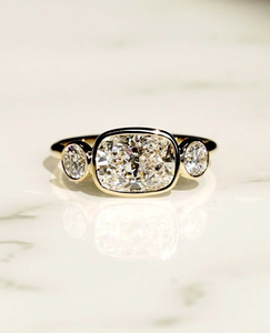 Bague de fiançailles en argent 925 avec trois pierres de moissanite taille coussin allongée de 2,0 carats, sertie à griffes, idéale pour les fêtes et les anniversaires - Product Image 4