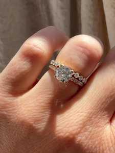 Anillo de compromiso solitario de diamante cultivado en laboratorio de 1.2 ct con banda de piedras laterales ocultas en pavé, oro macizo de 14k, corte redondo, precio de fábrica al por mayor - Product Image 2