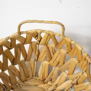 Cesta redonda para guardar alimentos y artículos del hogar, tejida con jacinto de agua. - Product Image 6