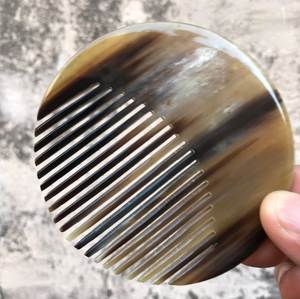 Peigne à cheveux en corne naturelle de style vintage avec dents longues, pour le soin des cheveux et une coiffure élégante, idéal pour la dressing et la décoration intérieure, au meilleur prix - Product Image 1