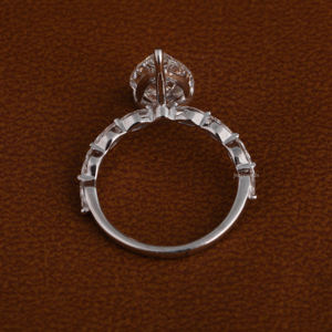 Anillo de compromiso clásico con diamante de corte pera cultivado en laboratorio y laterales marquesa, oro real de 14k, anillo nupcial personalizado, fabricante de joyería fina. - Product Image 5