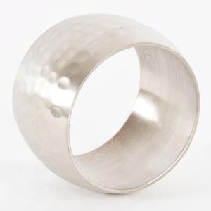 Anneau de serviette moderne en métal argenté martelé avec finition texturée élégante, porte-serviettes contemporain à large bande chromée polie - Product Image 1