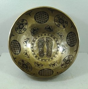 Cuenco Tibetano de Bronce Hecho a Mano con Huella de Pie para Relajación y Meditación - Product Image 6
