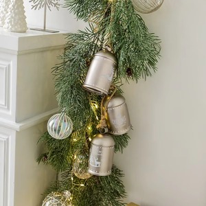 Campanas decorativas elegantes diseñadas para crear un ambiente festivo y alegre en hogares y entornos festivos comerciales. - Product Image 2