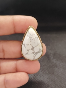 Cabochon en howlite blanche naturelle avec rainure en laiton – Composant de pendentif en pierre précieuse fait main en forme de goutte avec cadre en laiton - Product Image 2