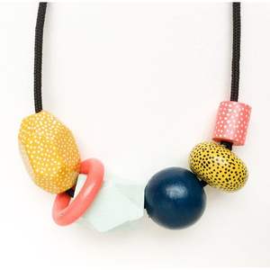 สร้อยคอเรซิ่นและไม้ลายศิลปะ ดีไซน์โดดเด่น วัสดุเครื่องประดับสุดหรู - Product Image 2