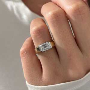 Bague de fiançailles demi-sertie à l'est et à l'ouest avec diamant de laboratoire taille émeraude de 2 carats E VVS2, bague solitaire unique à sertissage bas, certifiée IGI - Product Image 1