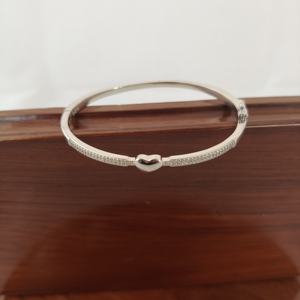 Revalia - Brazalete de Plata de Ley 925 con Diseño de Corazón y Diamantes, Chapado en Plata, Minimalista, Romántico, con Micro Pavé, Joyería Elegante - Product Image 1
