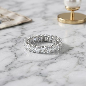 Bague éternité ovale sertie de pierres de 7,50 carats au total - Product Image 2