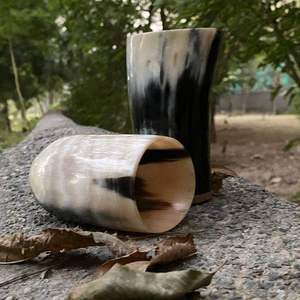 SOFIYA CRAFT Tasse en corne de buffle polie rustique et écologique, gobelet rond naturel noir et blanc - Product Image 1