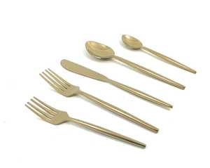 Juego de cubiertos de lujo en oro para decoración de bodas, vajilla metálica de 5 piezas, apta para lavavajillas y ecológica. - Product Image 2