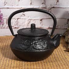 Tetera tradicional china de hierro fundido con tapa y asa, resistente al calor. - Product Image 1