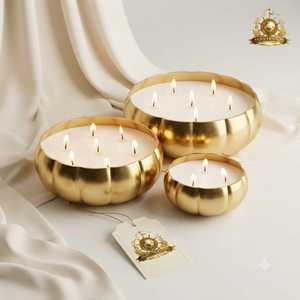 Ensemble de trois bougies parfumées à la citrouille dorées dans des coupelles, bougies de luxe à plusieurs mèches dans des pots métalliques, ensemble de parfums d'ambiance pour la maison - Product Image 1