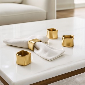 Anneaux de serviette de mariage de luxe faits à la main en métal doré, écologiques, durables, de la meilleure qualité, avec logo personnalisé, couleur beige naturel, pour un style moderne - Product Image 1