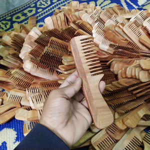 Peine de madera de Neem hecho a mano con dientes anchos para el cuidado del cabello a precio mayorista - Product Image 6