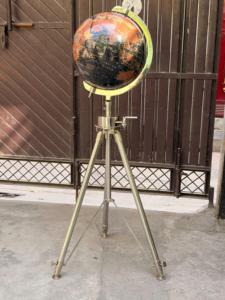 Globo Terráqueo Político Ovalado de 18 Pulgadas, Plateado y Pulido, de Nautical Enterprises, con Soporte de Trípode de Acero, Decoración de Mapa Mundi Antiguo - Product Image 1