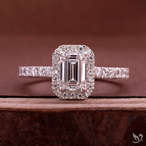Anillo de Diamantes con Corte Esmeralda de 1 Quilate, Halo de Diamantes Cultivados en Laboratorio, Banda Elegante con Pavé, Oro Blanco - Product Image 1