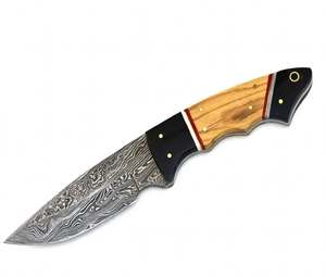Couteau utilitaire d'extérieur à lame fixe en acier Damas artisanal à contraste élevé, manche en bois d'olivier et plaquettes en corne noire - Product Image 6