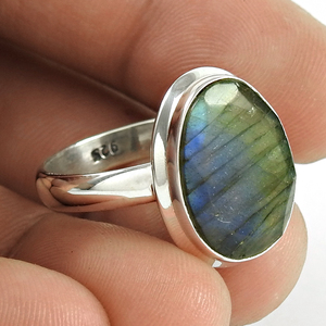 Anillo con Bisel de Labradorita Natural en Plata de Ley 925, Estilo Minimalista, Unisex, para Uso Diario, Joyería Hecha a Mano en India - Product Image 1