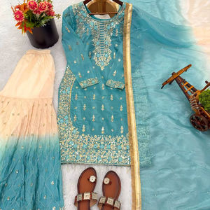 Présentation de la nouvelle collection de créateurs en soie, avec un ensemble haut-bas et dupatta richement brodé de sequins. - Product Image 1