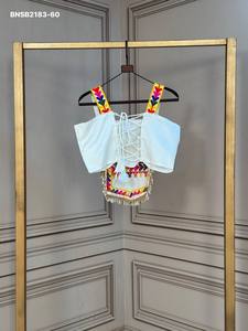Blouse femme style corset en satin avec broderie Gamthi, ornements miroir et bordure en dentelle Kodi, idéale pour les festivals – Fournisseur de Surat - Product Image 5