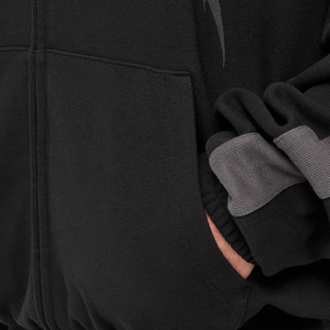 Sudadera con capucha negra para hombre con cremallera, mangas en contraste gris, forro polar premium, corte relajado, estilo casual urbano. - Product Image 4