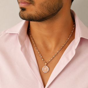 Colgante de Oro Rosa de 18 Quilates con Números Romanos y Microincrustaciones, para Hombre, Acabado Pulido, Regalo de Lujo para Fiestas, Joyería de Uso Diario - Product Image 1