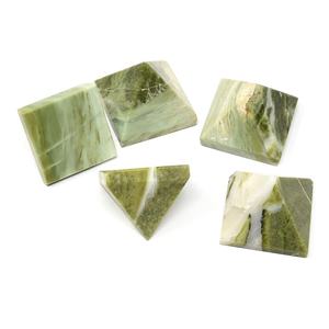 Pyramide de cristal serpentine en pierre naturelle en vrac Vente en gros Pyramides de guérison décoratives Feng Shui pour la méditation et l'énergie spirituelle - Product Image 2