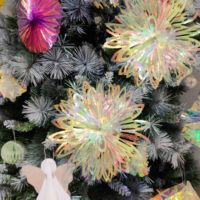Ensemble de 2 décorations de plafond en forme de boule de fleurs suspendues avec film irisé CE-NB010 (DIA. 23 cm) pour les mariages et les fêtes de Noël