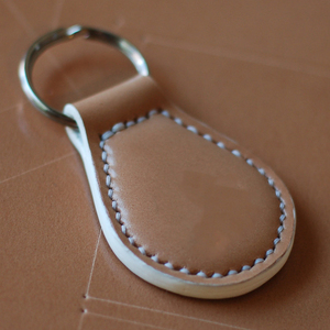 Llavero de Cuero Genuino Hecho a Mano al por Mayor con Destapador de Botellas, Regalo de Navidad Personalizado y Elegante para Hombres y Mujeres - Product Image 1