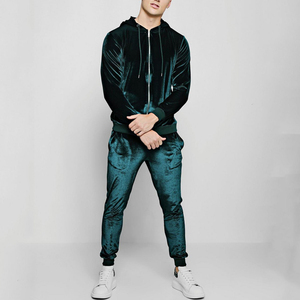 ชุดวอร์มกำมะหยี่ปักโลโก้แบบสองชิ้นสำหรับผู้หญิง ชุดออกกำลังกายผ้ากำมะหยี่เนื้อหนาปักลายตัวอักษรแบบเรียบสำหรับฤดูหนาว - Product Image 1