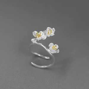 จี้ซากุระวินเทจสุดหรูจาก NIKHIL GEMS ชุบทองบนเงินแท้ ดีไซน์ดอกซากุระอันละเอียดอ่อน เหมาะเป็นของขวัญสำหรับงานหมั้น - Product Image 6