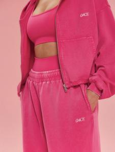 Conjunto Deportivo de Terciopelo Personalizado para Mujer |   Sudadera con capucha y cremallera y pantalones deportivos con parches |   Tela Elástica al por Mayor, Ropa Deportiva OEM - Product Image 3