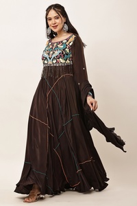 Vestido largo tradicional indio tejido para mujer, color marrón, con cuentas, lentejuelas, corte cut-dana y adornos de piedras, con dupatta de gasa. - Product Image 2