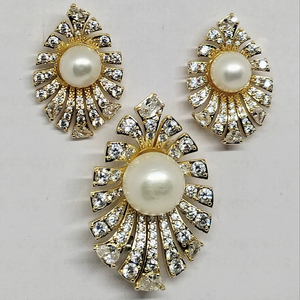 Conjunto de dos piezas de perlas de agua dulce y también se puede hacer como broche. Conjunto de joyería de perlas chapadas en oro. Fabricante mayorista de conjuntos de perlas. - Product Image 6