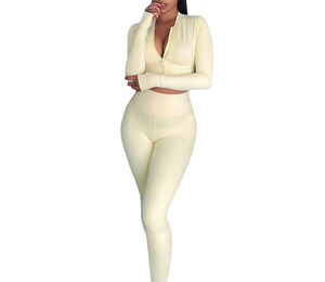 Conjunto de Yoga sin Costuras para Mujer, 2 Piezas, Top Corto de Manga Larga con Cuello en V Profundo, Leggings de Cintura Alta y Largo Completo, Traje Negro Sólido - Product Image 2
