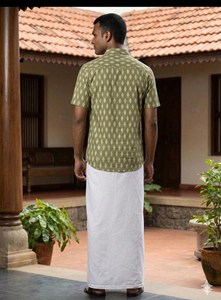 เสื้อเชิ้ตผู้ชายพรีเมียมสีเขียวมะกอก ผ้าฝ้ายแท้ พิมพ์ลายอิคัต แขนสั้น สไตล์ลำลอง ลายเรขาคณิต ติดกระดุม คอปก ทรงปกติ - Product Image 4