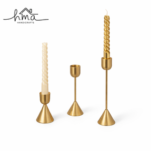 Ensemble de 3 bougeoirs en laiton martelé, style vintage, pour bougies coniques, centre de table en métal artisanal pour la décoration de la maison et des mariages - Product Image 2