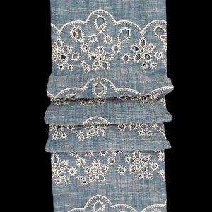 Tela de Algodón Azul Claro Premium Directo de Fábrica con Bordado Schiffli Blanco - Diseño de Borde Floral Festoneado para Verano - Product Image 1