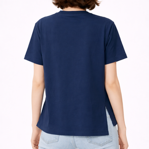 T-shirt décontracté pour femme à col rond et manches courtes en jersey de coton écologique respirant, coupe décontractée avec fentes latérales et ourlet asymétrique - Product Image 3