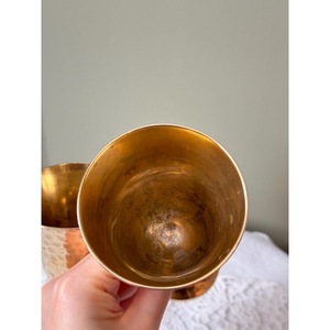 Nouveauté : Verre à vin vintage en laiton fait main, forme cloche, embossé, pour les occasions festives - Product Image 2