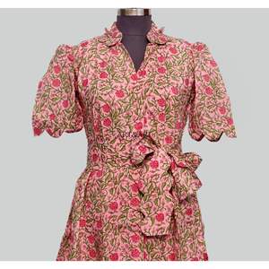 เดรสลำลองคอวีสไตล์จิงโจ้ ดีไซน์ทำมือ ลายดอกไม้ พิมพ์ลาย ตกแต่งกระดุม  สำหรับผู้หญิง เป็นมิตรต่อสิ่งแวดล้อม ซักได้ - Product Image 4