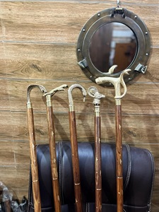 Bâtons de marche rustiques modernes en bois naturel écologique avec poignée en laiton poli, idéaux pour les cadeaux - Product Image 4