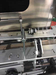 Высокоскоростной этикетировщик для 150 бутылок в минуту для различных форм ПЭТ-контейнеров, включая круглые, квадратные и плоские - Product Image 6