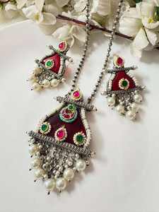 Conjunto de collar largo de lujo indio Kundan Fusion de la mejor calidad con aretes para mujer, ideal para fiestas u ocasiones especiales, disponible a buen precio. - Product Image 3