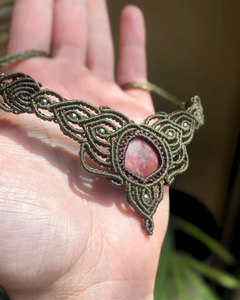 Collar de Macramé Hecho a Mano con Piedras Preciosas Rosas, Cordón Marrón, Diseño Intrincado de Mariposa, Joyería Boho con Cristales Curativos - Product Image 3